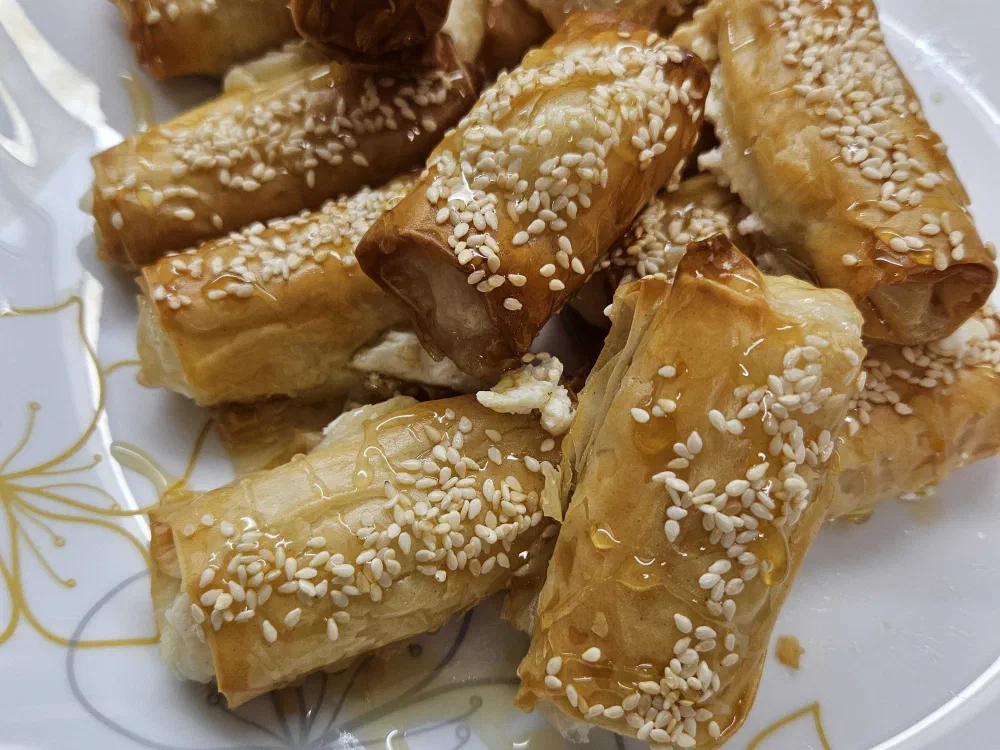 נשנושי פילו בולגרית עם זילוף דבש